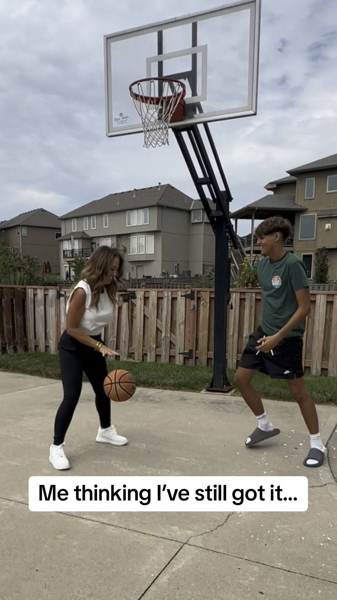 Basketball may not be my game, but looking cute is 💁‍♀️ #MomLife #HalaraFit #BasketballFail #OutfitOnPoint #SportyStyle #MomAndSonTime #TrendingNow #OOTD #halaraeveryday #halaratiktokshop @Halara 

#LTKActive #LTKVideo #LTKBacktoSchool
