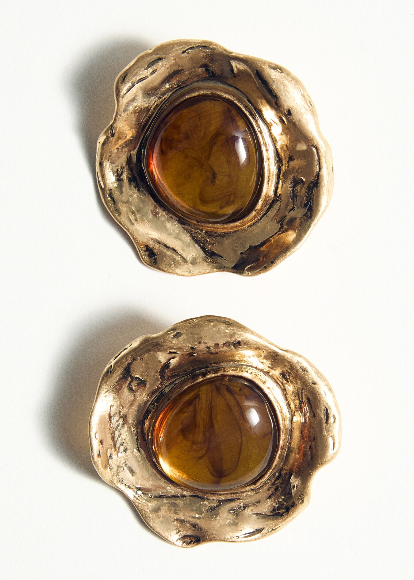 Kombinierte Kunstharzohrringe mit Textur | Mango EU