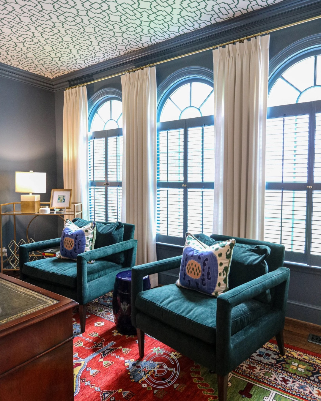 When the fifth wall steals the show ✨

Patterned ceilings are one of our favorite ways to add depth, interest, and personality—great design doesn’t stop at eye level.

Grandmillennial home | home office decor | home office ideas | blue lattice wallpaper | Grandmillennial wallpaper 


#LTKHome