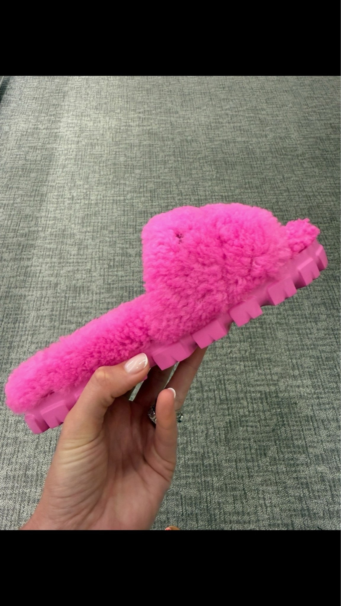 These slippers are so adorable! Make sure to grab these during the Nordstrom anniversary sale !!
