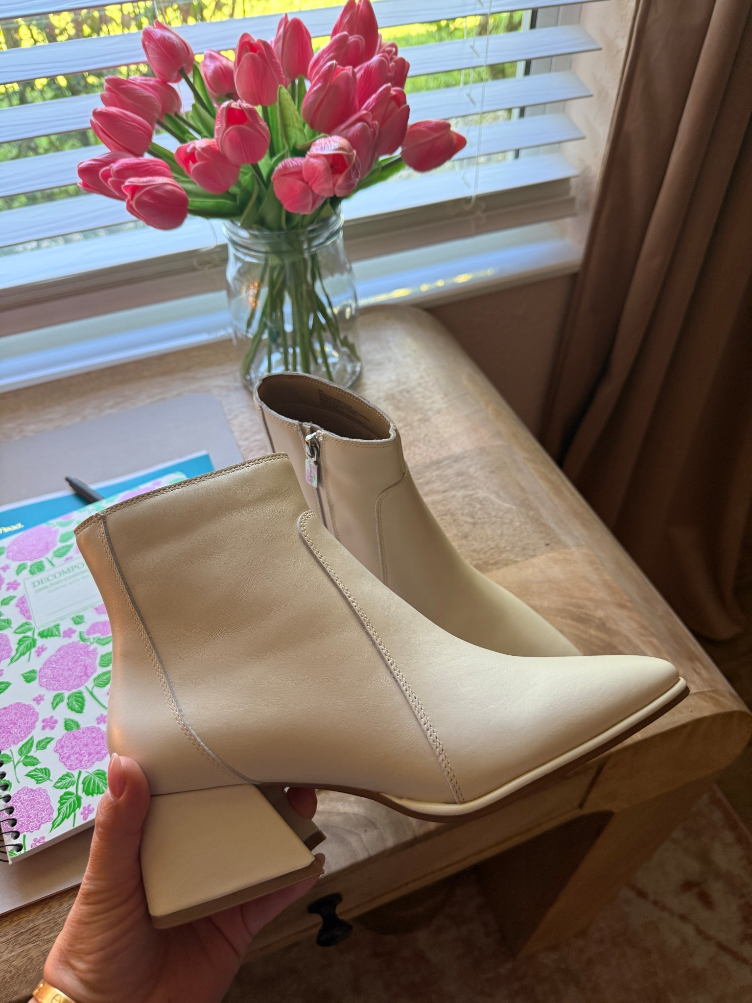 Real leather and they’re waterproof and true to size 

#LTKShoeCrush #LTKOver40 #LTKStyleTip