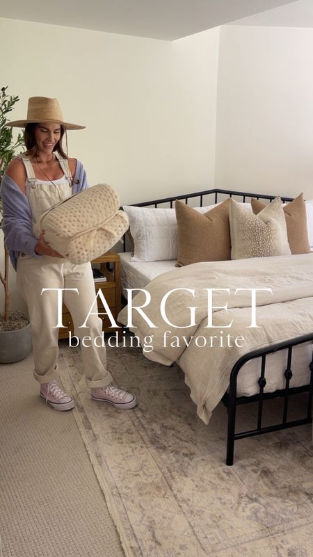 TARGET \ knit bed blanket FTW🏆 Here’s how I style it on my guest bed! Love the added texture to complete the bedding💁🏻‍♀️ 

Home decor
Bedroom 

#LTKVideo #LTKHome #LTKFindsUnder100