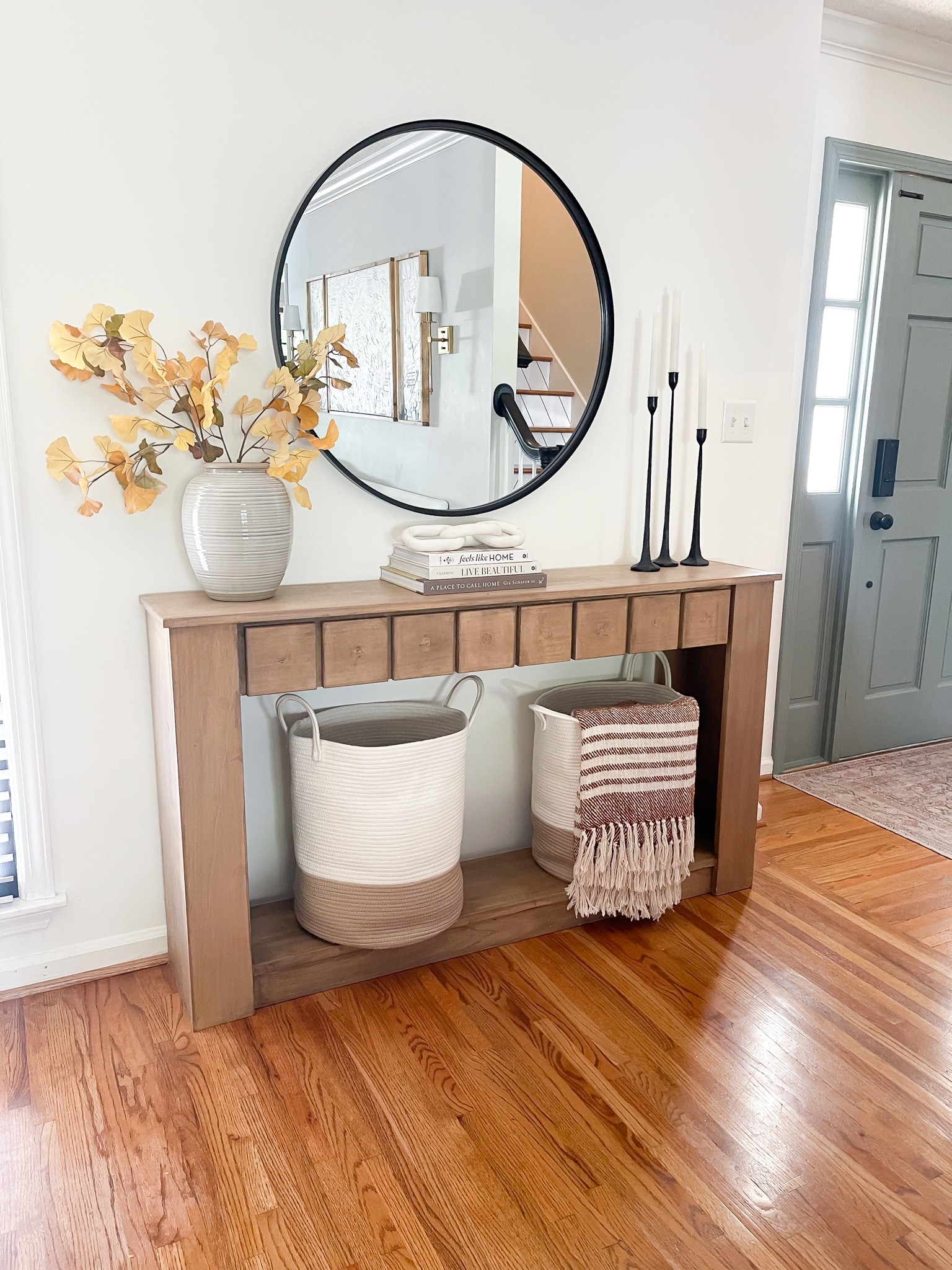 Fall entryway.


#LTKhome #LTKstyletip #LTKSeasonal