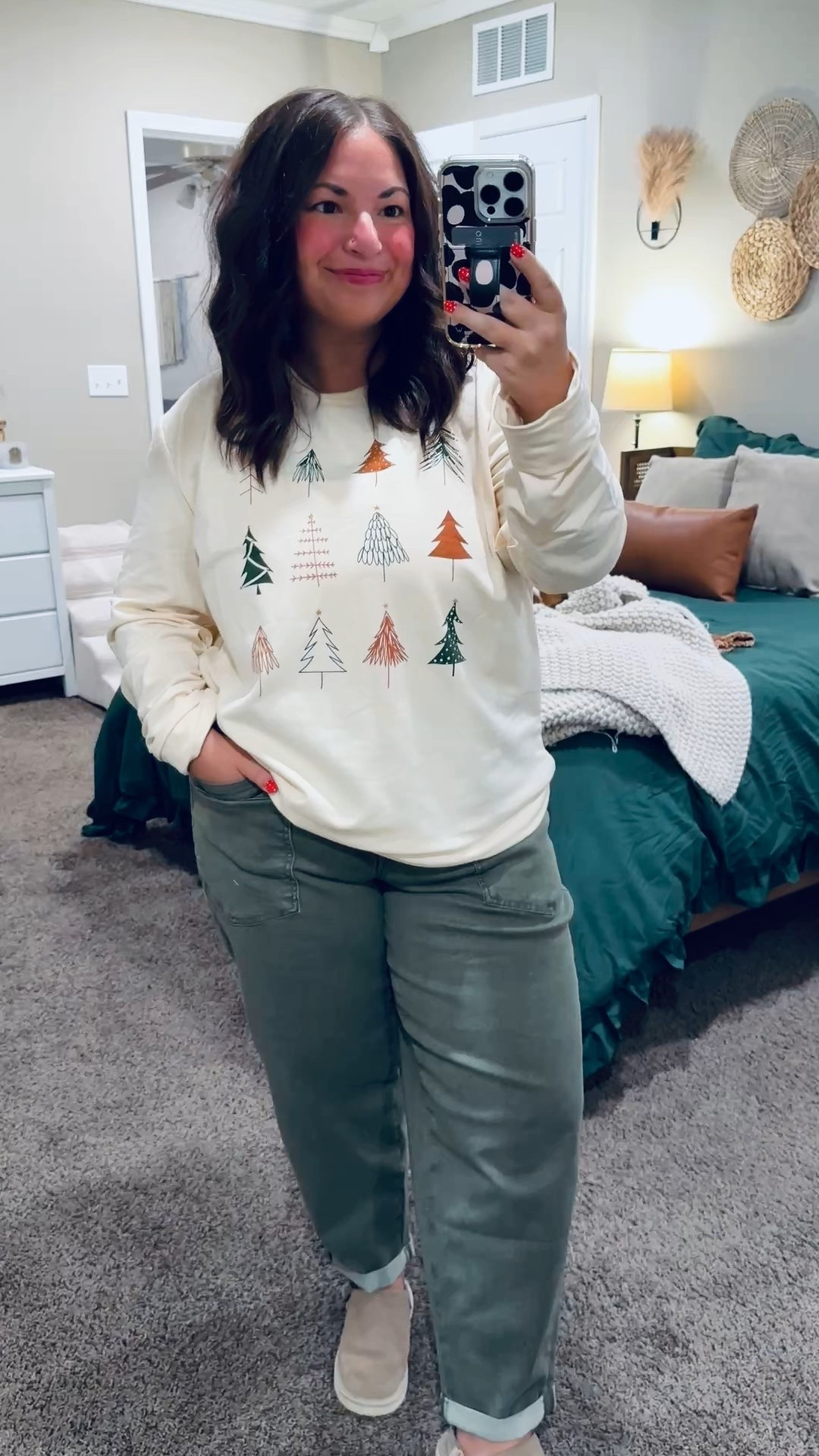 If understated Christmas looks are your vibe… this one’s for you. Simple, comfy, seasonal 🎄

slip on shoes: fit oversized // wearing a kids 2 (linking adult size below)
jeans: fit true to size // wearing an XL
crewneck: fits small // wearing an XL 

 

#LTKHoliday #LTKootd #LTKSeasonal