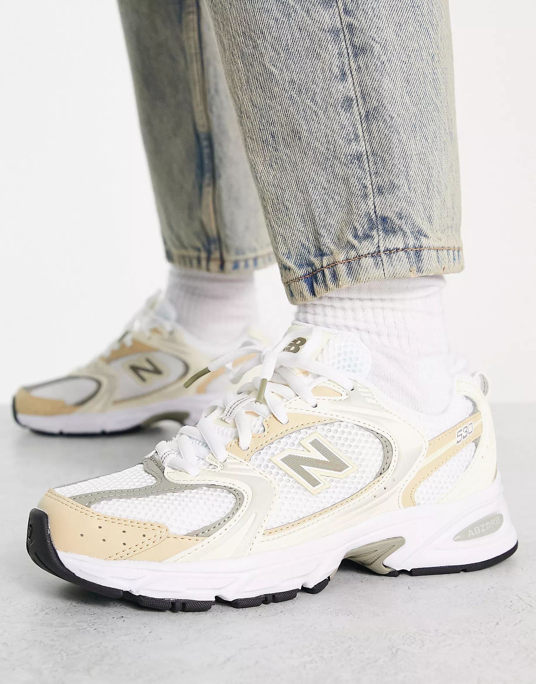New Balance - 530 - Sneakers in beige met zilver, exclusief bij ASOS | ASOS (Global)