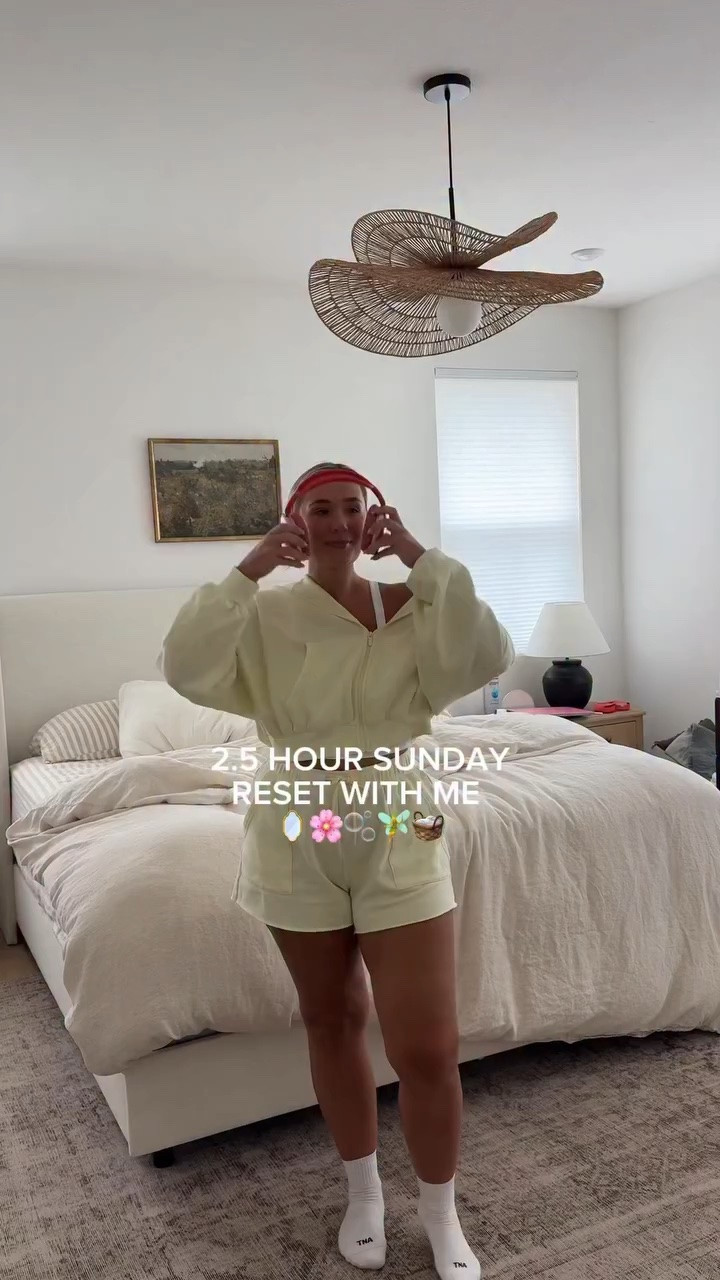 get up cuties!!!! we are Sunday resettin’🕺🏼🌸🧼✨🫧 #sundayreset #cleaningmotivation #cleantok #resetroutine #cleaninghacks @thelaundress @koalaeco @ocedarclean @sharkhome @dyson @dedcool @swiffer