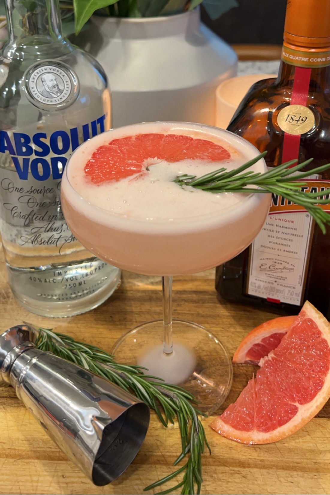 One of my many favorite coupe glasses. 

Coupe, cocktail glass, bar glass, bartending, champagne coupe, cocktail, stem glass

#LTKstyletip #LTKhome