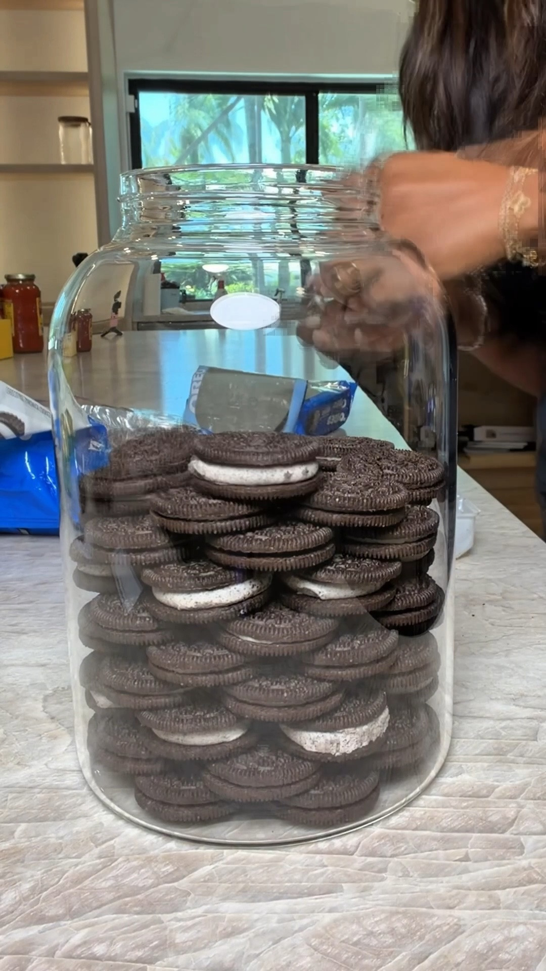 Scroll to shop! ✨ Love this way to store cookies. Everything is linked below.👇🏾

Desliza para comprar. ✨ Me encanta esta forma de guardar las galletas.

📲 Download the free LTK app & follow me @kirasfashionfinds to shop all my daily finds.

#LTKfoodie #LTKHome #LTKvlog