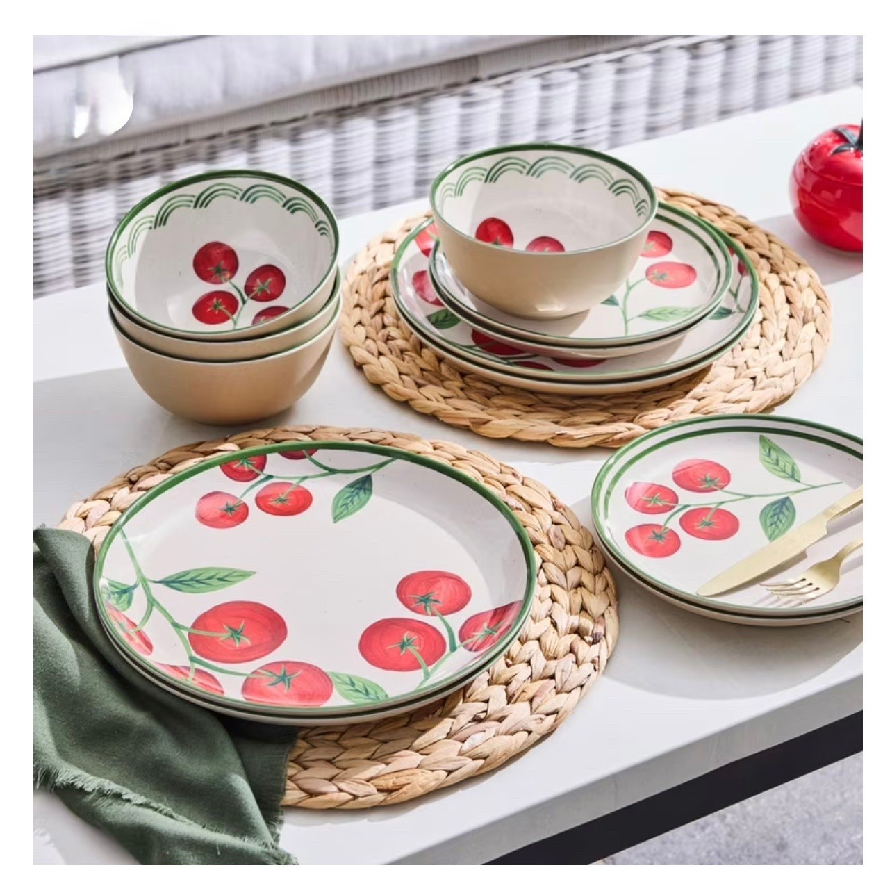 Amazing price on this super cute melamine dinnerware! 
Home entertaining