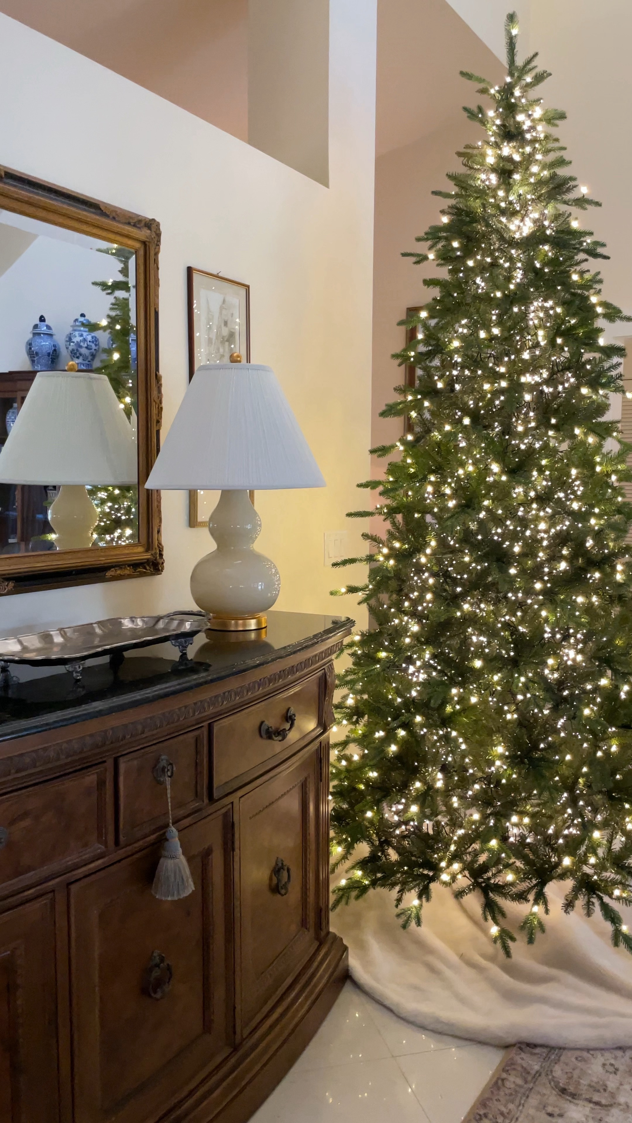 Christmas Tree. Christmas Lights. Christmas Decor. Twinkle Lights.

#LTKSeasonal #LTKhome #LTKHoliday