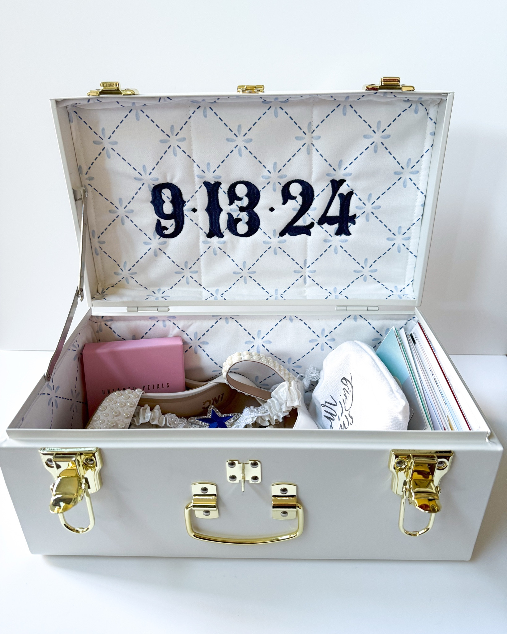 See what’s in my wedding keepsake box! 💍🤍

Petite Keep is currently running a 15% off Black Friday sale through December 2nd (their biggest sale of the year)

These adorable memory boxes are perfect for wedding mementos or to save cherished items for your kids, etc.

#LTKGiftGuide #LTKSaleAlert #LTKWedding