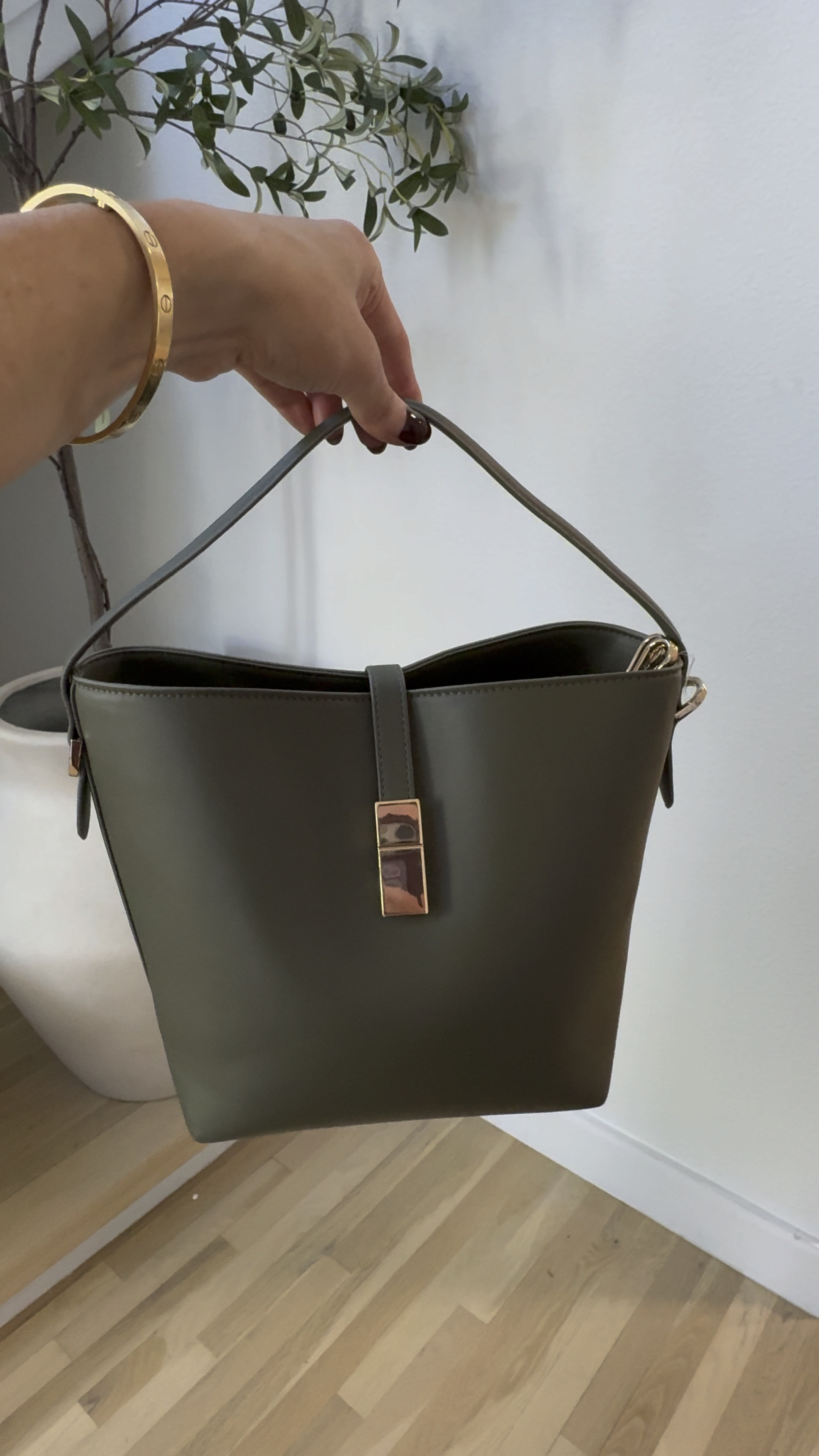 How. Cute is this handbag from target!! 

Fall handbag
Olive green bag 
Target fashion 
Target 
Target handbag 
Fall outfits 

#LTKHoliday #LTKItBag #LTKGiftGuide