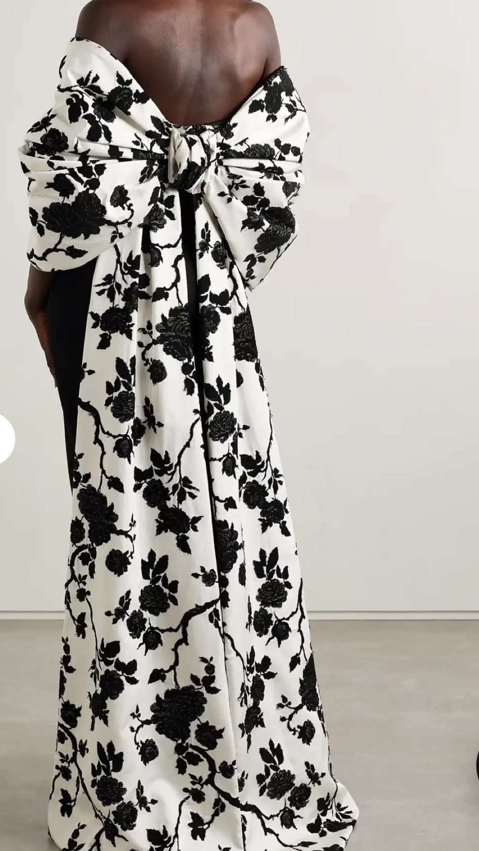 This gown is amazing 🖤