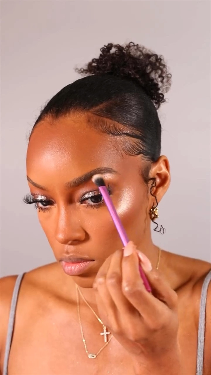 one thing for certain… ima highlight this face! loving these new eyeshadow toppers and highlighters from @sheglam_official

comment HIGHLIGHT for a direct 🔗 to the products I used!