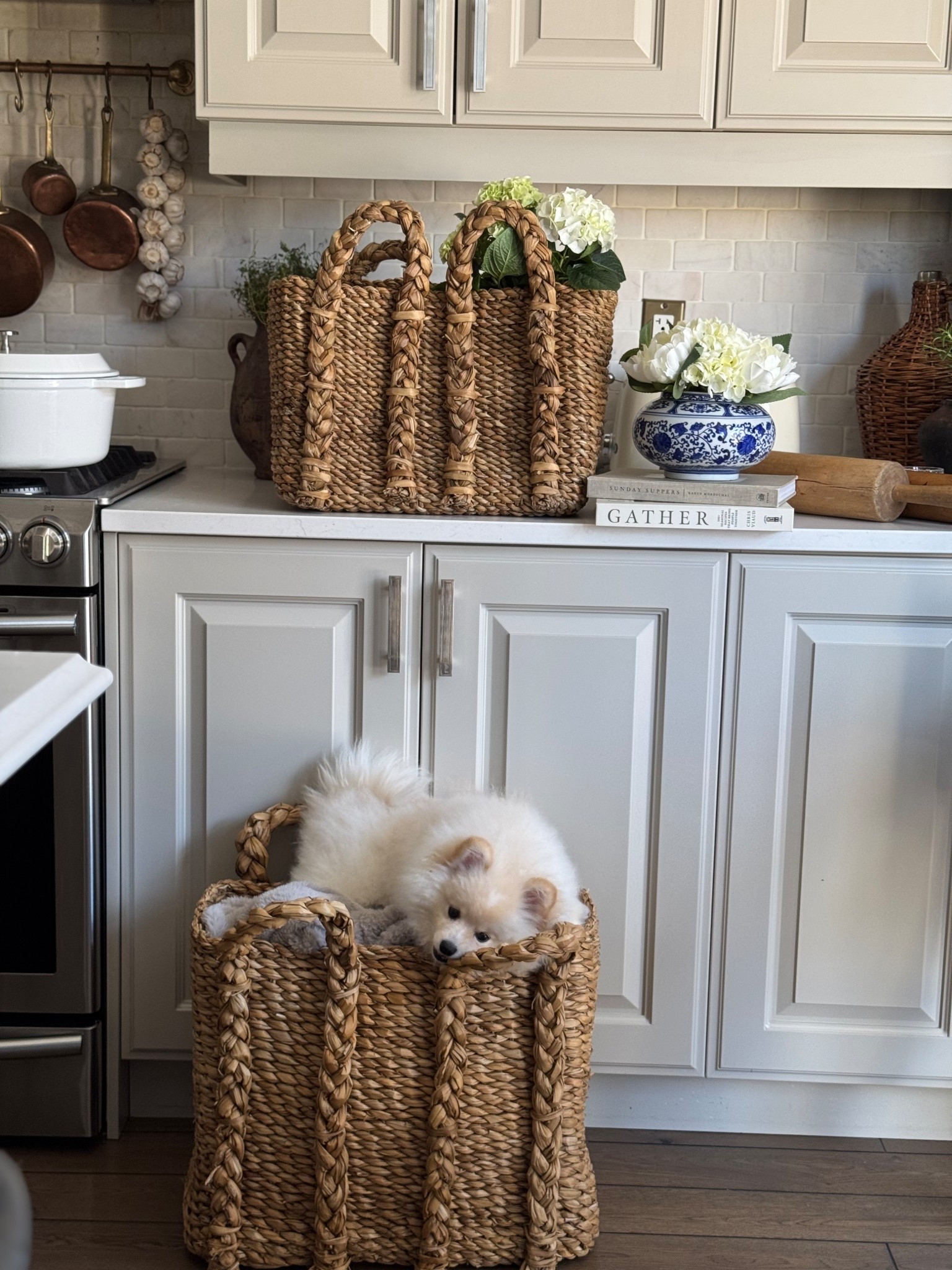 Shop this gorgeous seagrass collection from H&M! Super affordable and brings that Nancy Meyers look 🤍⚓️