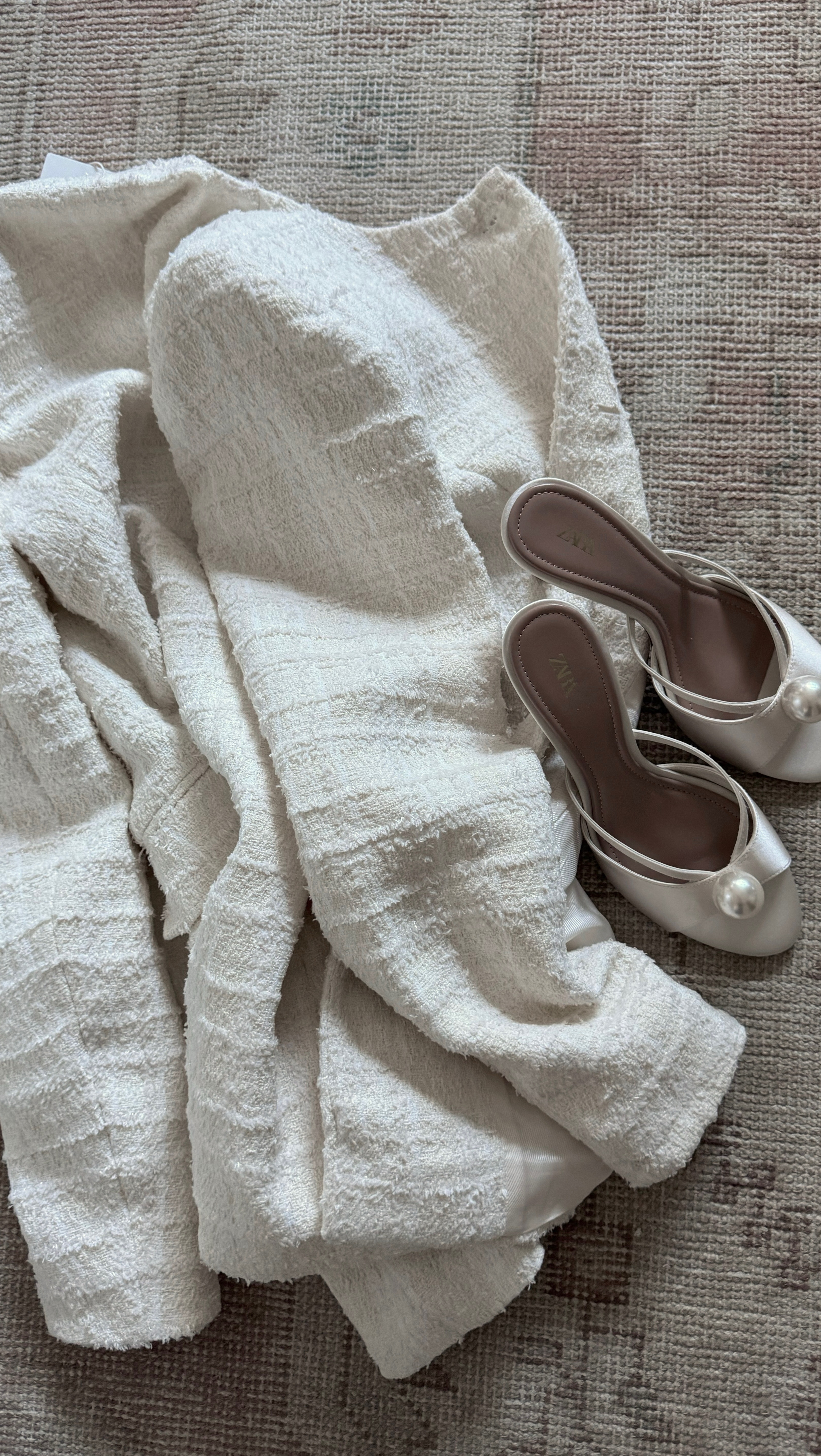 An awaited Zara haul! Good finds inside! The shoes are my favorite find. They look just like a Magda Butrym pair. 