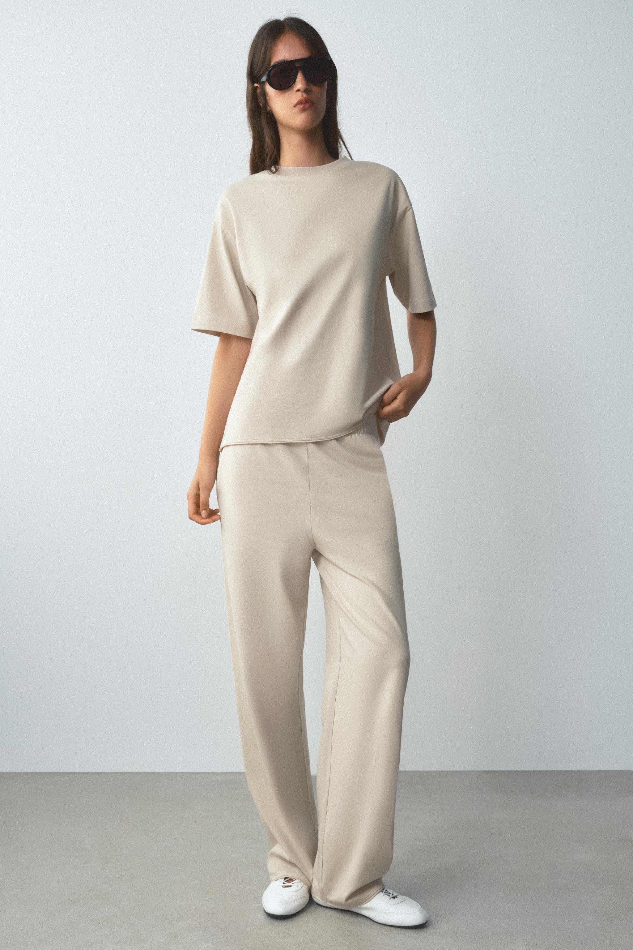 Model height: 183 cmTrousers featuring a main fabric made of spun cotton. Mid-waist with an elast... | Zara UK