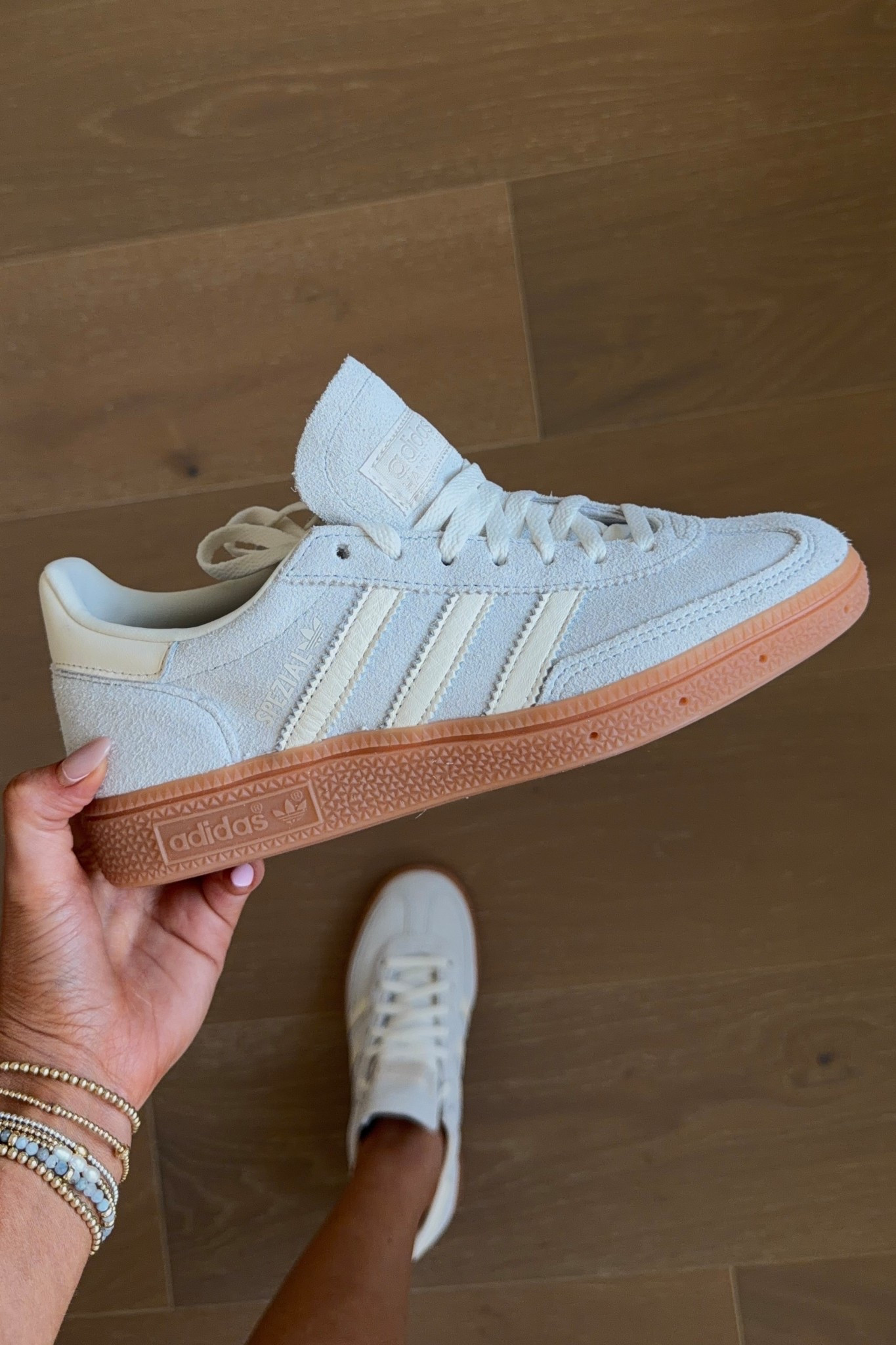 loveeee this color sneaker 🥰