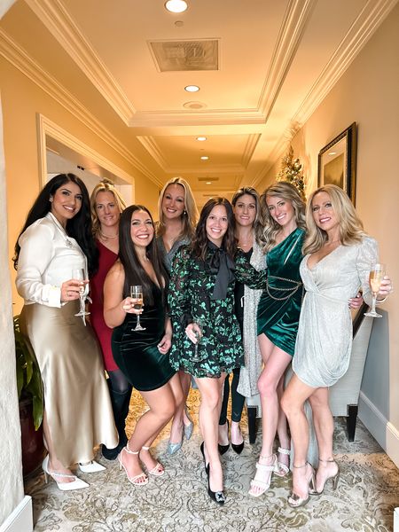 Oh, just writing checks that I know will bounce over here 😅😉 #sorryDave

Our annual Ladies Lunch at the Club was yesterday! Love getting festive with my best girls✨🎄