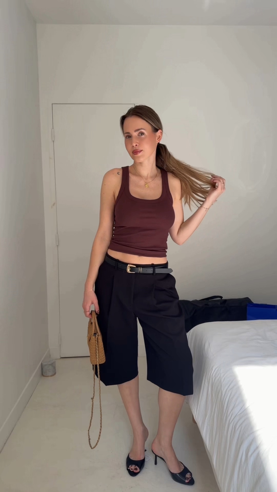 Bermuda noir débardeur et mules noires 

#LTKsummer #LTKspring #LTKeurope
