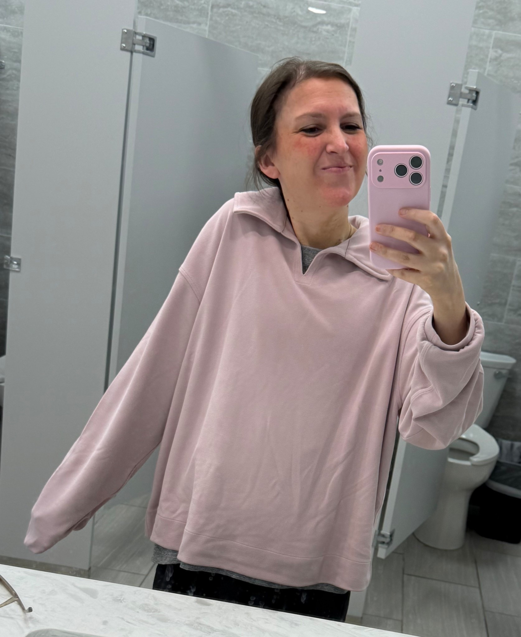 Excuse the bathroom mirror selfie buttttttt we’re traveling and I HAD to share my new favorite Lululemon find! 😍🩷