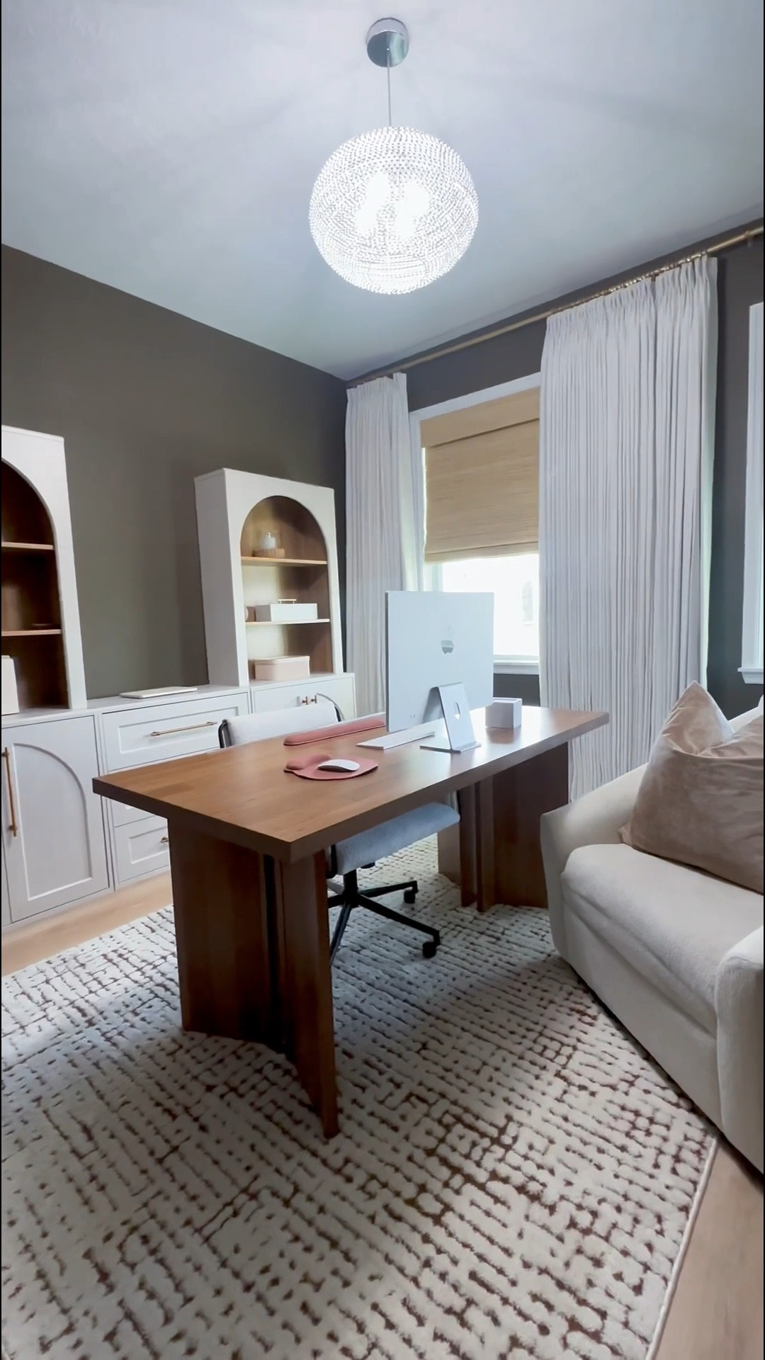 Dream home office goals 🫶😍



Home office
Productivity
Work from homee
Home finds
Home decor
Modular bookshelves
Styled desk

#LTKHome #LTKSaleAlert