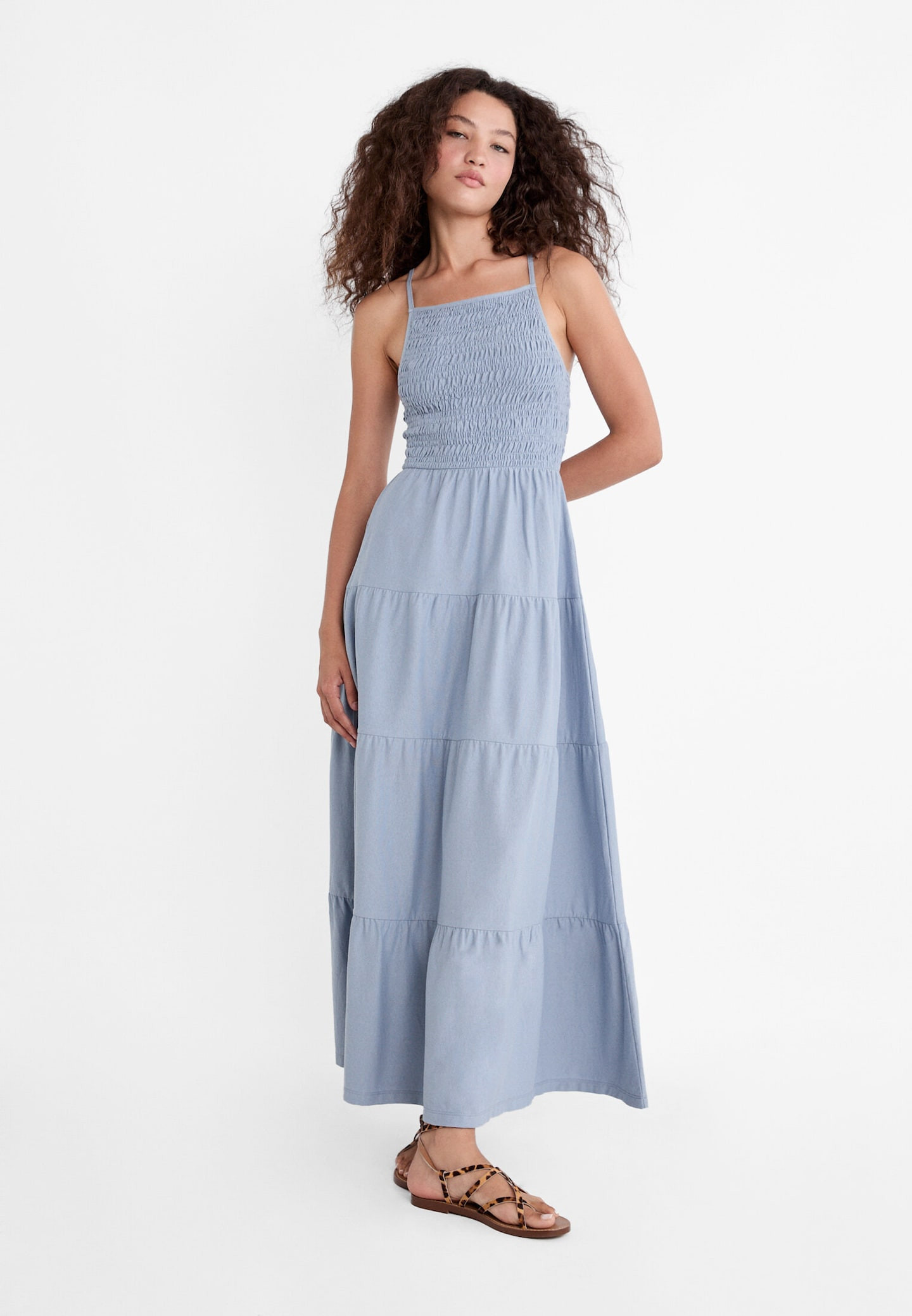 Langes, fließendes Kleid mit Trägern - Kleider für Damen | Stradivarius Deutschland | Stradivarius DE