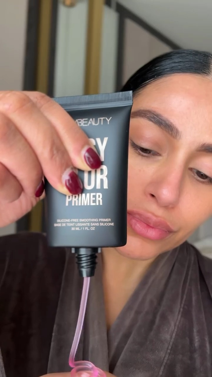 First impressions of the NEW @hudabeauty Easy Blur! I wear shade Baklava 340G it’s the perfect match for my skin tone. 

Let me know what you think in comments? 

Swatches in video: 
Butter Peacan 330N
Dulce De Leche 350G
Baklava 340G

I also used the Huda Beauty:
Easy Blur Primer
Easy Blur Base Brush
Easy Bake Setting Powder in shade blondie 
1 Coat Wow mascara 

All products linked on stories 🤎
*Gifted #hudabeauty #makeuptutorials