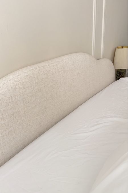 Upholstered headboard/upholstered bed 

#LTKHome