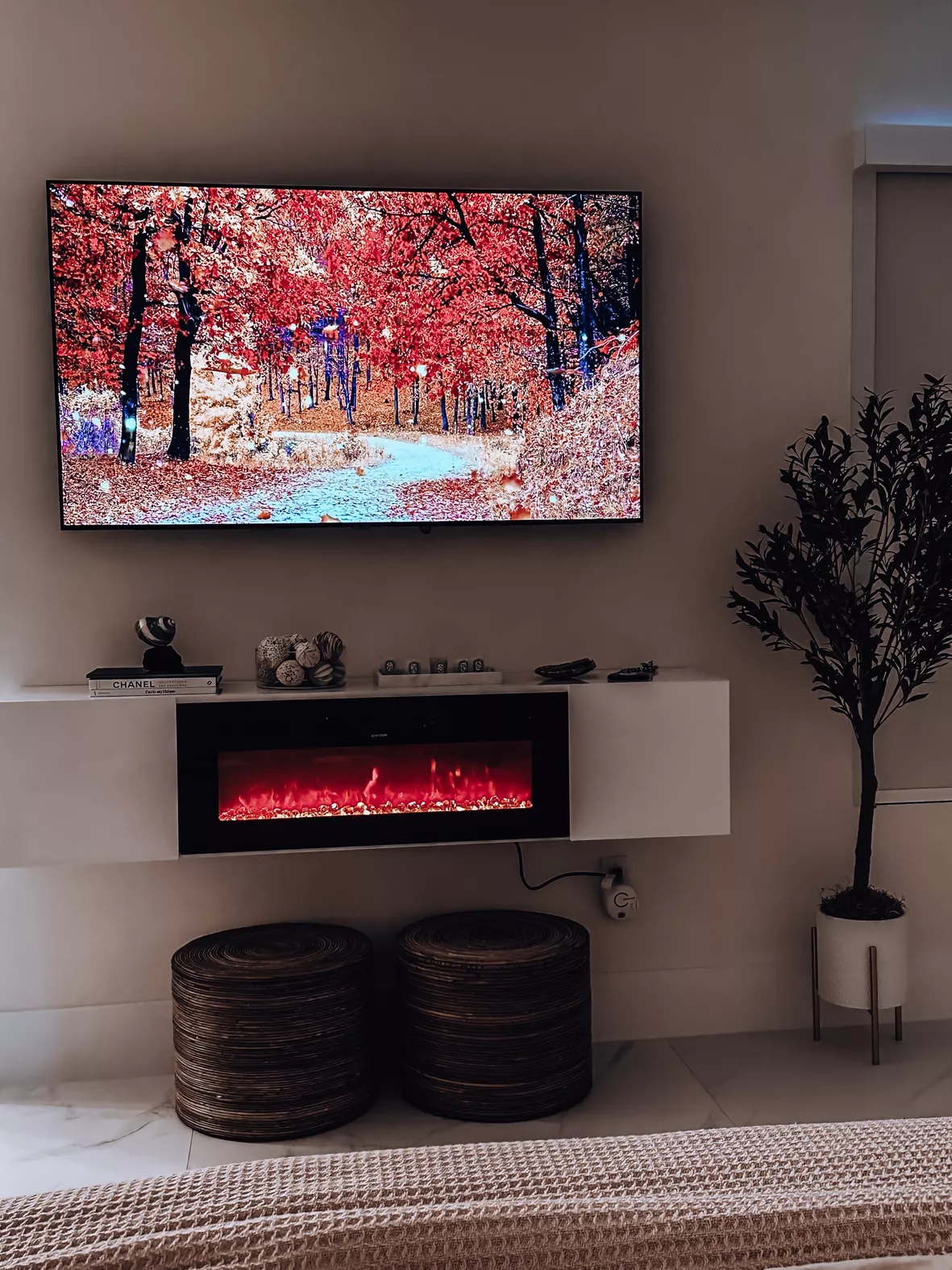 AMERLIFE Floating Fireplace TV Stand, Wall Mounted Mirrored Entertainment  Center with 40 Electric Fireplace, Modern LED Lights Media Console for TVs  Up to 90, All White : Home & Kitchen