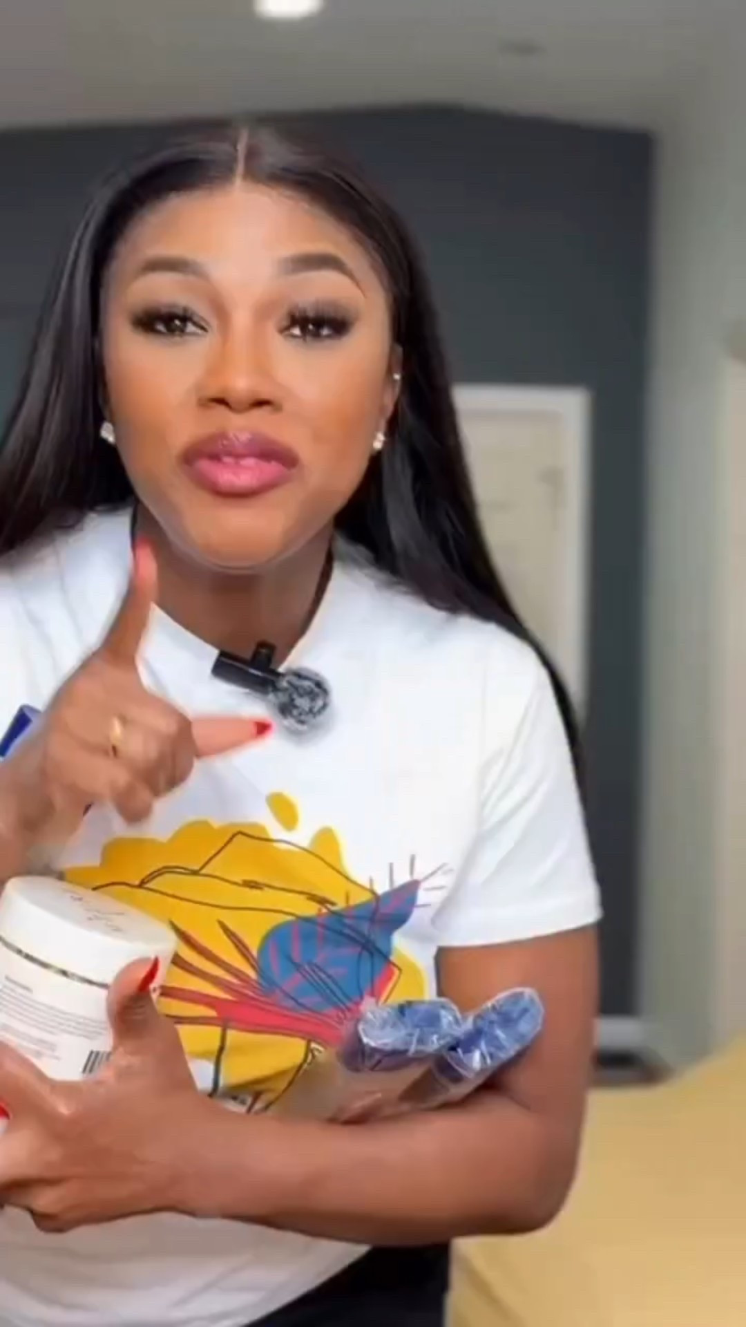 The skin care Hack no one is talking about; Body butter + Body oil = Glowing Skin

• Start with your body butter to feed the skin
• Seal it in with oil so moisture doesn’t escape
• Result? Soft. Supple. Melanin respected.

This combo has been doing the work for me:
✨ @mzuricosmeticsofficial 
✨ @traderjoes Candy Cane Body Butter
✨ @vaselinebrand oil to lock it all in

Or just use what works for you, just don’t skip the layering.
We’re not entering 2026 Ashy. Period.😂

‼️Save this for your shower routine & tell me…
What has worked for you? Body butter girlie, Body lotion or oil only? 👀💬