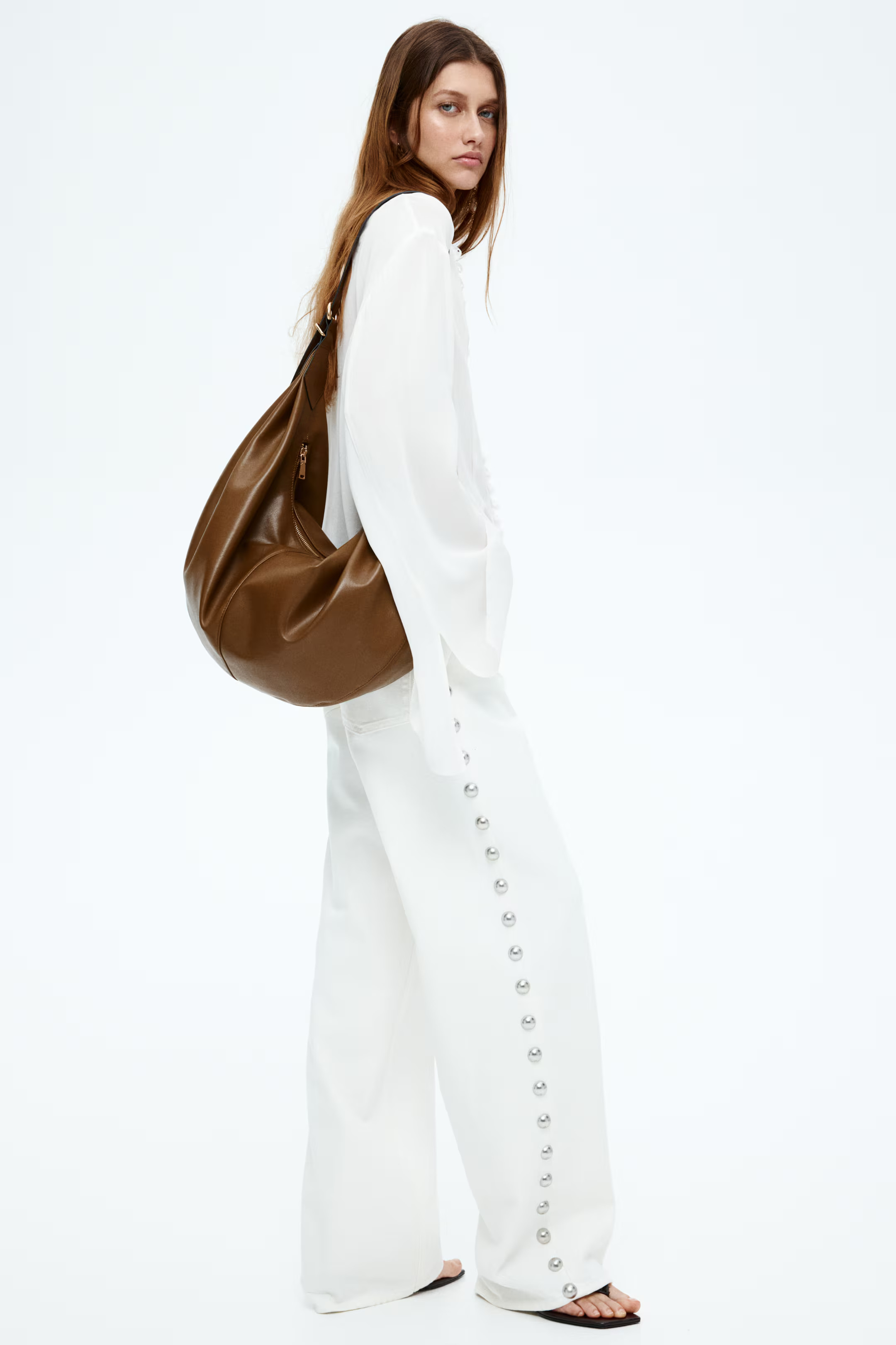 Jeans mit Nieten | H&M (DE, AT, CH, NL, FI)