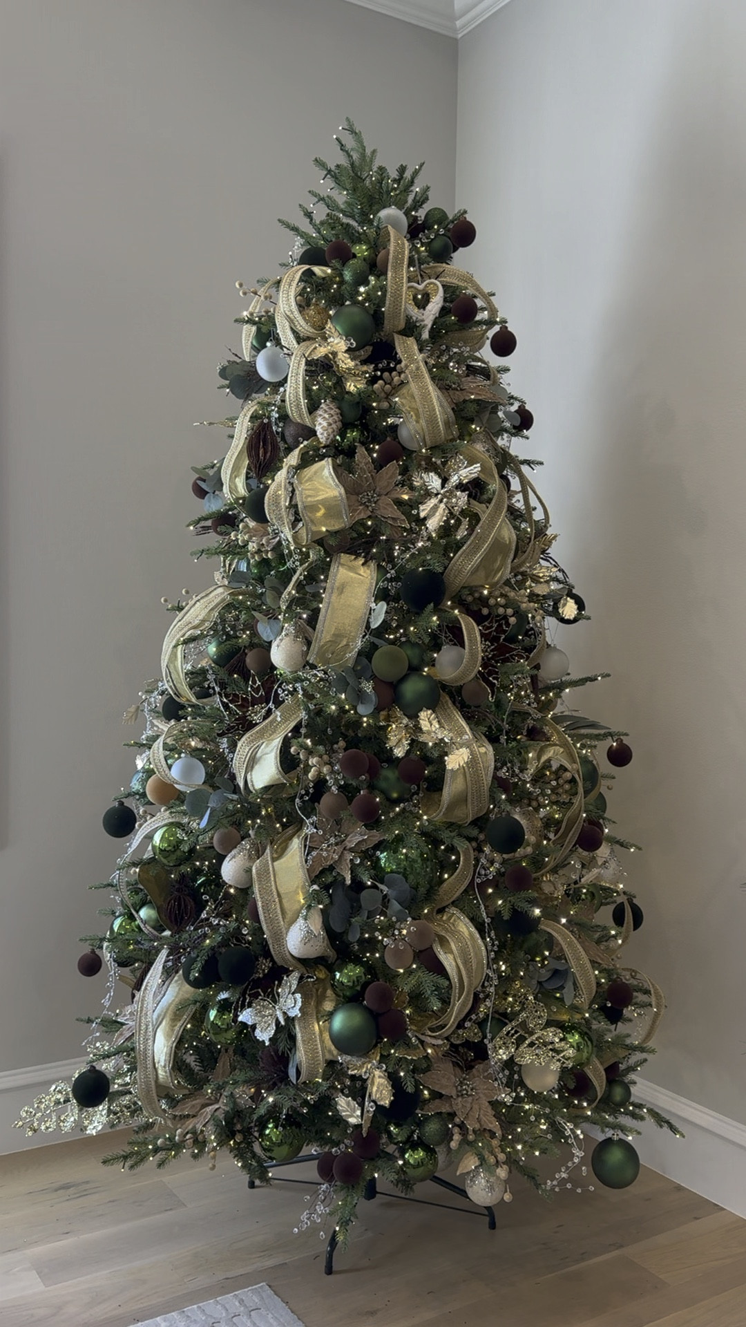 my christmas tree! 
green, brown, gold, white
just waiting on my topper and stand cover


#ChristmasTree #GoldChristmas #TwinkleChristmasTree #ChristmasDecor #ViralChristmasTree #LTKChristmas #LTKHoliday #NeutralTree 

 