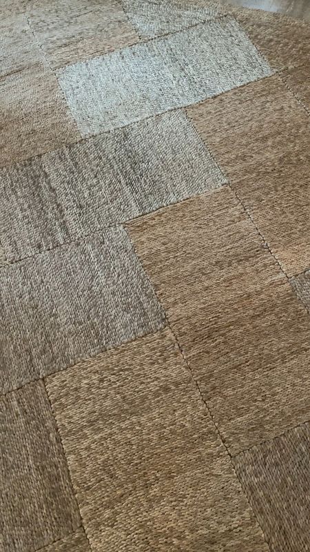 the prettiest natural fiber jute rug 

#LTKVideo #LTKhome