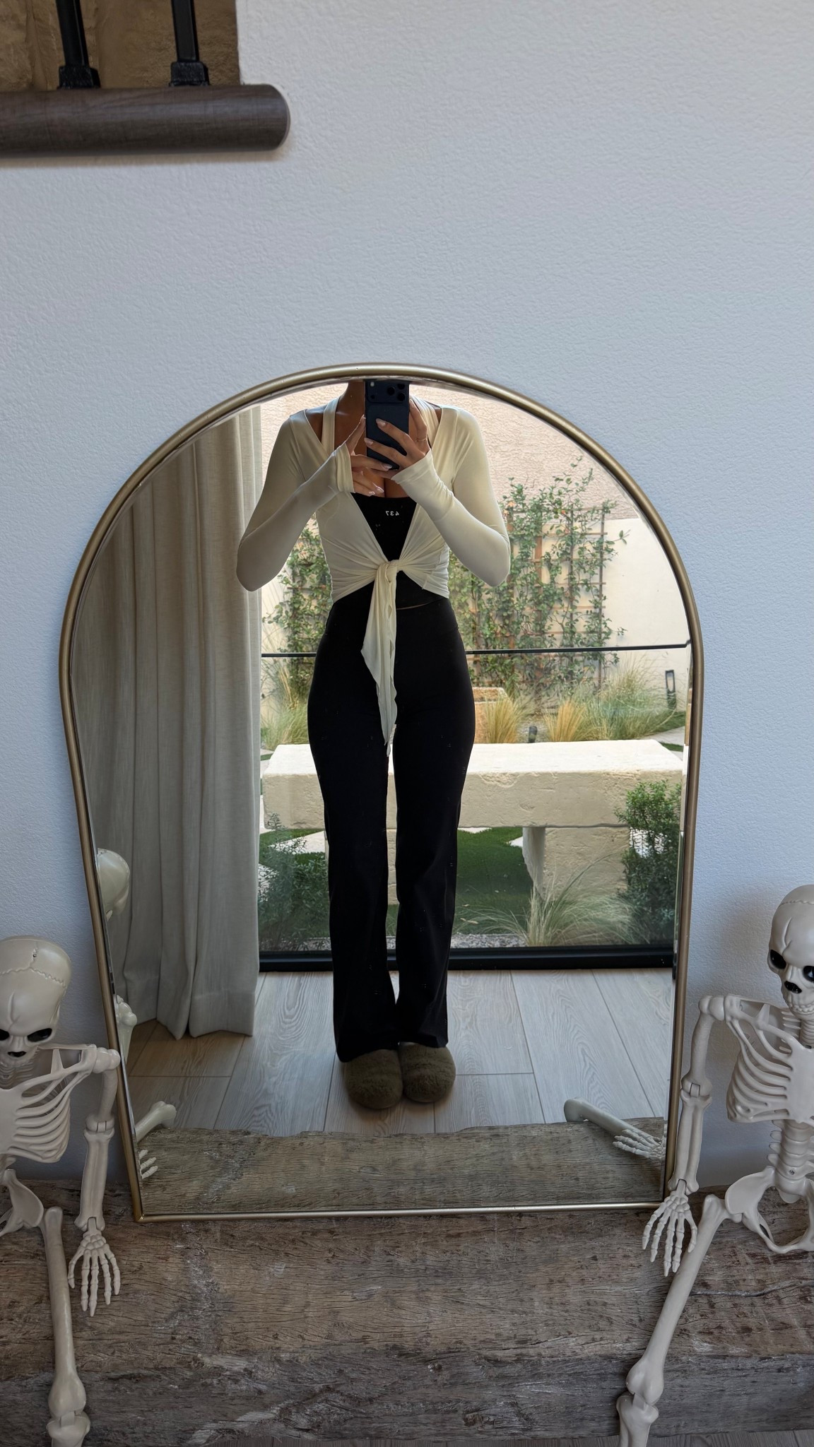 Slippers and wrap top ; the rest isn’t available yet 