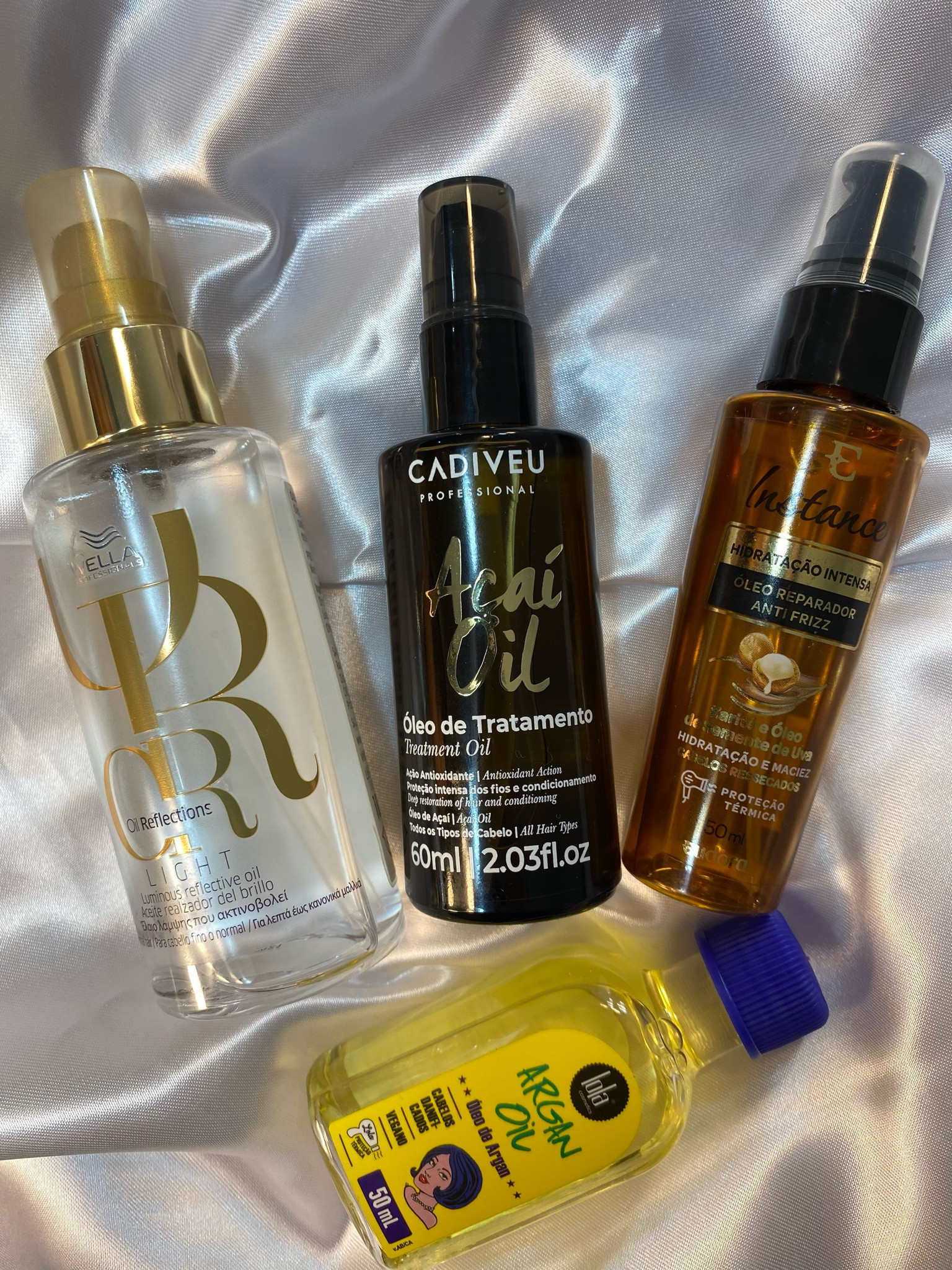 Oi gente 🫶🏻🙃

Opções de óleos pra cada bolso ❤️✨

Algumas opções de óleos que vão salvar suas pontas!
Se você não usa óleo ainda, comece a usar e verá seu cabelo mudando da 💦 pro 🍷
Os óleos acabam com o frizz, deixa o cabelo com brilho, hidratado, lindo e  todos esses não pesam nos fios, mesmo se seu cabelo for fininho.
Gosto de usar 2x por dia, de manhã e à noite antes de dormir, e sempre após lavar o cabelo tbm.
Todos esses óleos tem proteção térmica, vai proteger seu cabelo das fontes de calor!
Dá pra usar de diversas formas, como pré shampoo, tratamento noturno, umectação, finalizador, proteção térmica.
Ótimas opções e o melhor para todos
 os bolsos e gosto 😍❤️

#MesDasMaesLTK