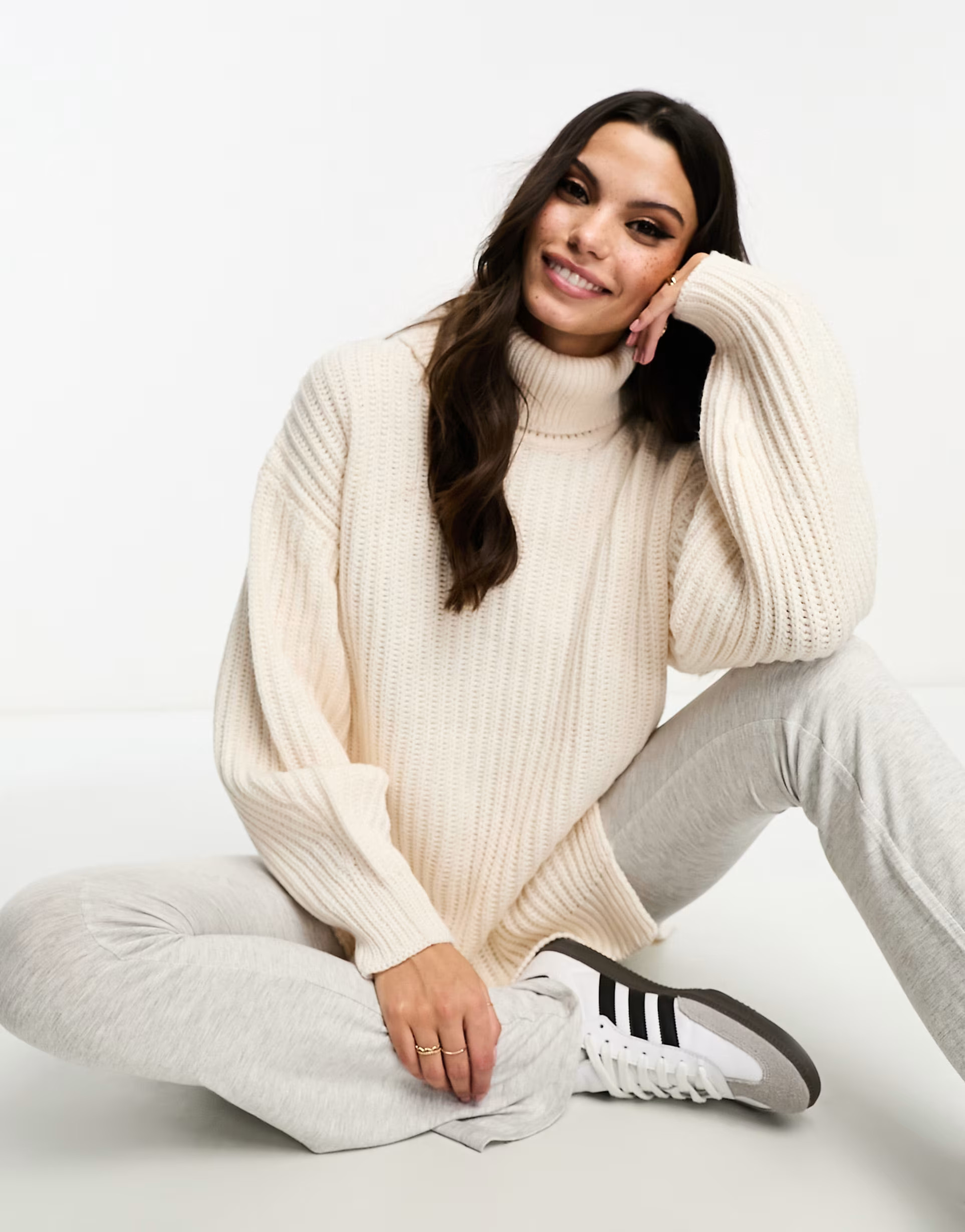 Miss Selfridge - Pull long oversize à col roulé fendu sur les côtés - Crème | ASOS (Global)