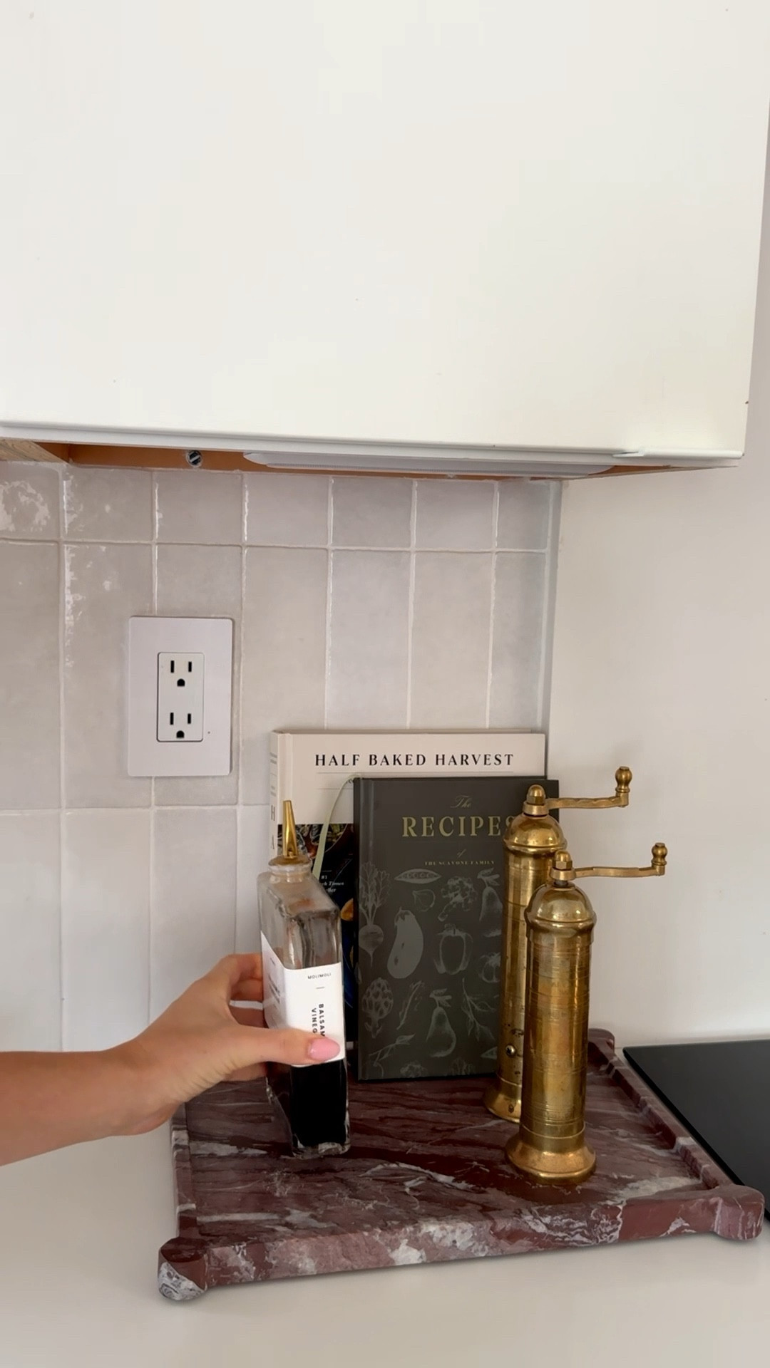 Minimal fall countertop styling that’s both functional and beautiful 🍂 Keeping my kitchen essentials close, olive oil, vinegar, cookbooks, and my favorite vintage grinders on a marble tray for that elevated feel

#KitchenAesthetic #CountertopGoals #KitchenStyling #MinimalKitchen #FunctionalDecor #InteriorInspo #NeutralHome #KitchenEssentials #MarbleTray #ModernClassic #LTKHome #LTKKitchen #HomeDetails #ShelfieStyle #DesignLover #KitchenCorner #HomeVibes

#LTKautumn #LTKHome #LTKFindsUnder50