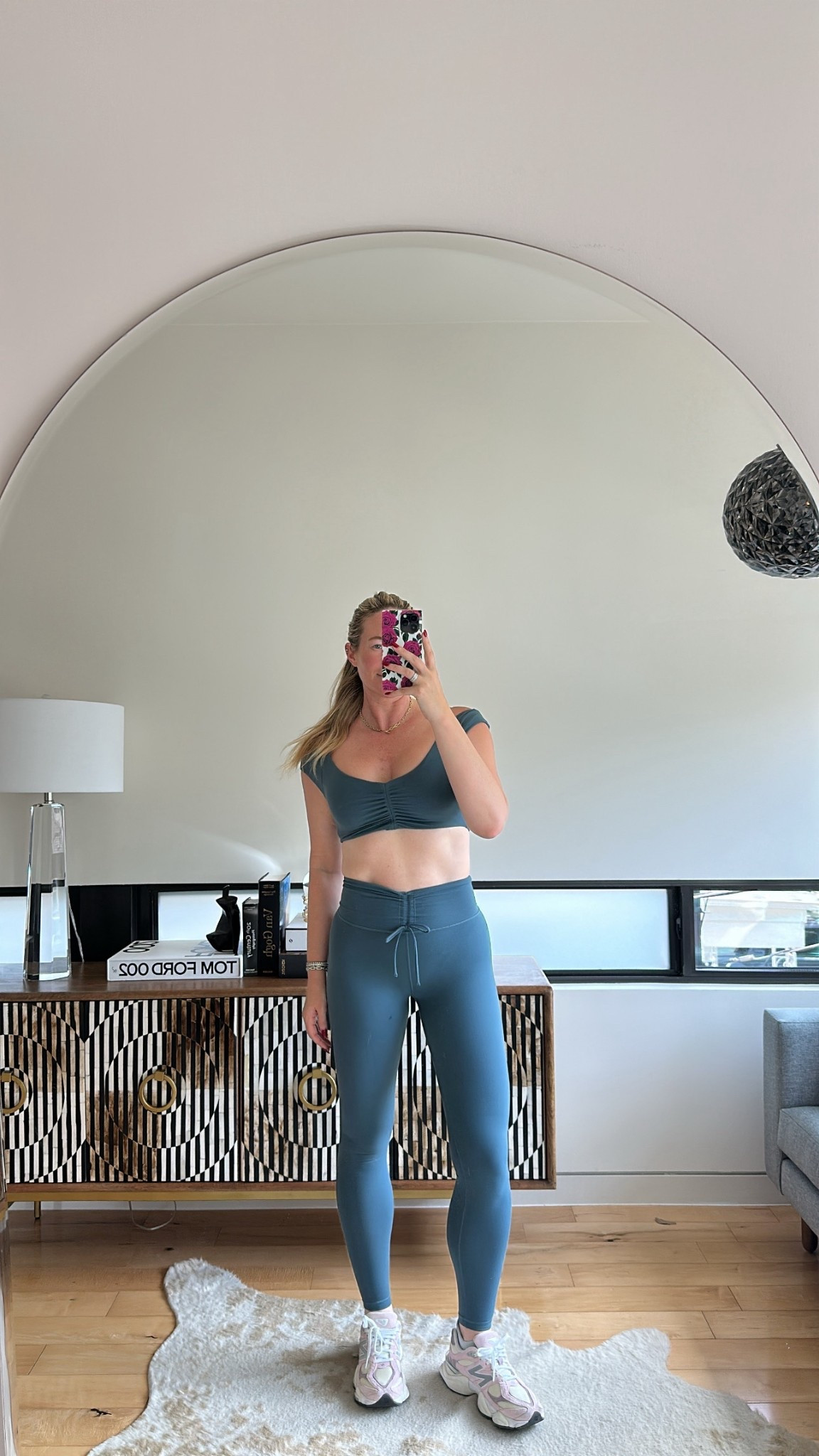 Friday workout fit 

#newbalance #9060 #workoutfit #athleta