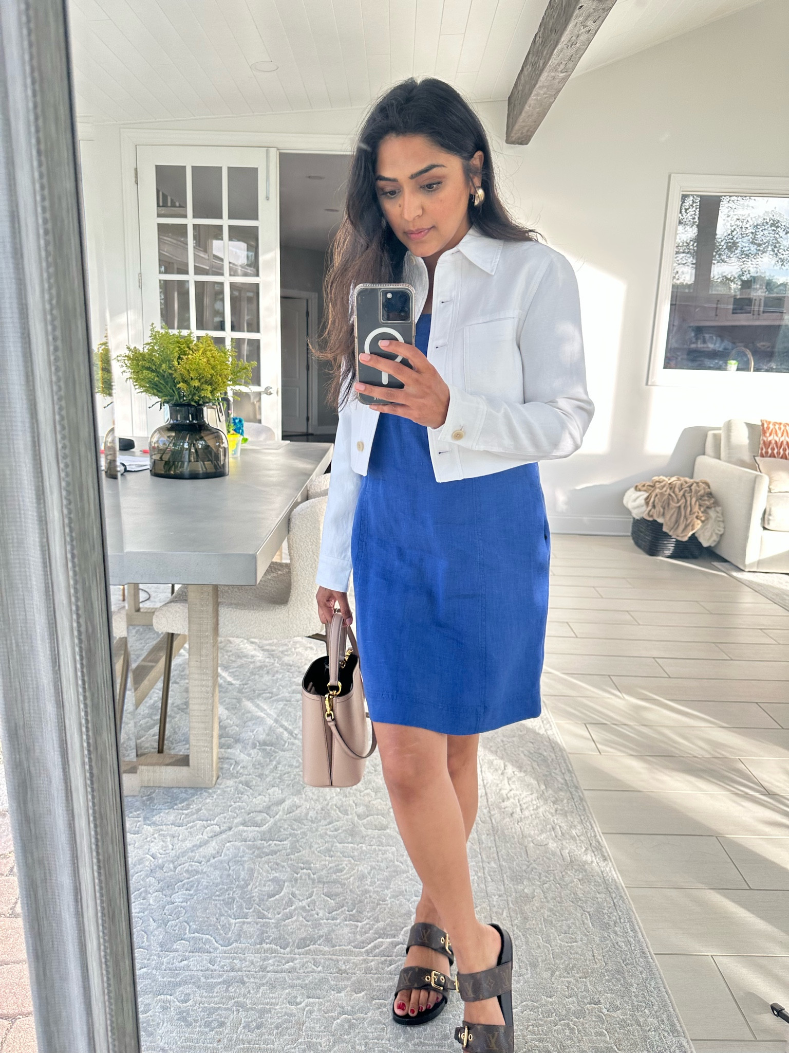 This linen shift dress is one of my fave summer pieces !! And this bucket bag is so versatile ! 