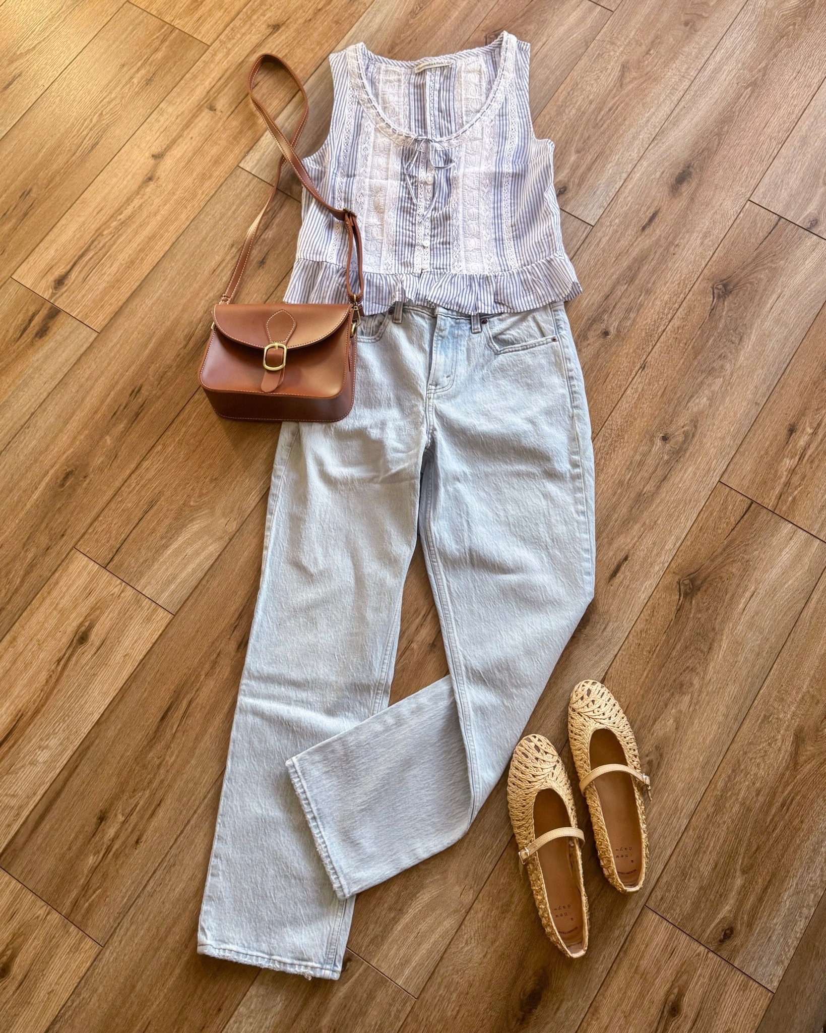 casual everyday spring outfits. 90s mid rise jeans. light wash denim and light cotton tank top. woven flats

@abercrombie 