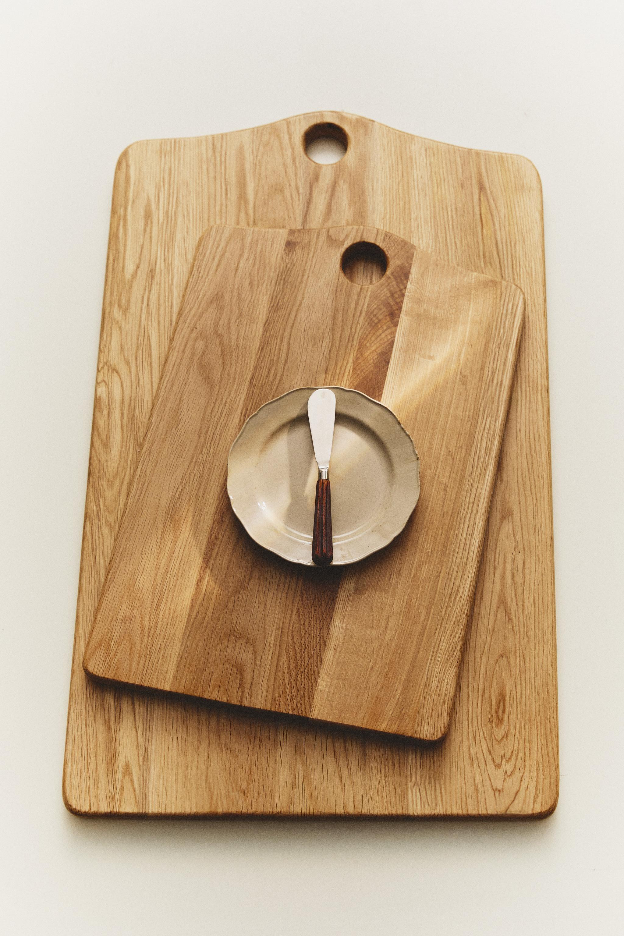 Rectangular oak wood chopping board with a hole at the top. | Zara UK