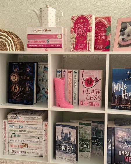 Bookshelf display setup 🥹🩷🤠

#LTKFindsUnder50 #LTKHome #LTKU