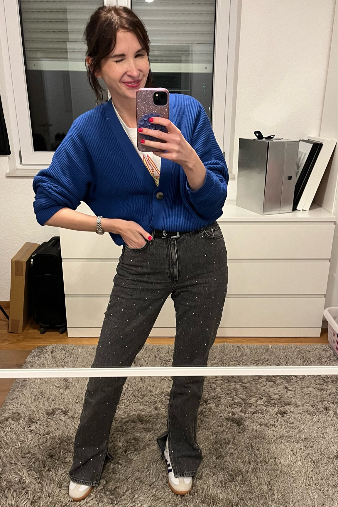 Statt Blue Jeans zum grauen Cardigan mache ich es umgekehrt und style eine knallblaue Strickjacke zur grauen Jeans 💙☑️ Sneaker, Gürtel & Print-Shirt runden den Look ab 

#cardigan #jeans #herbst

#LTKstyletip #LTKautumn #LTKdeutschland