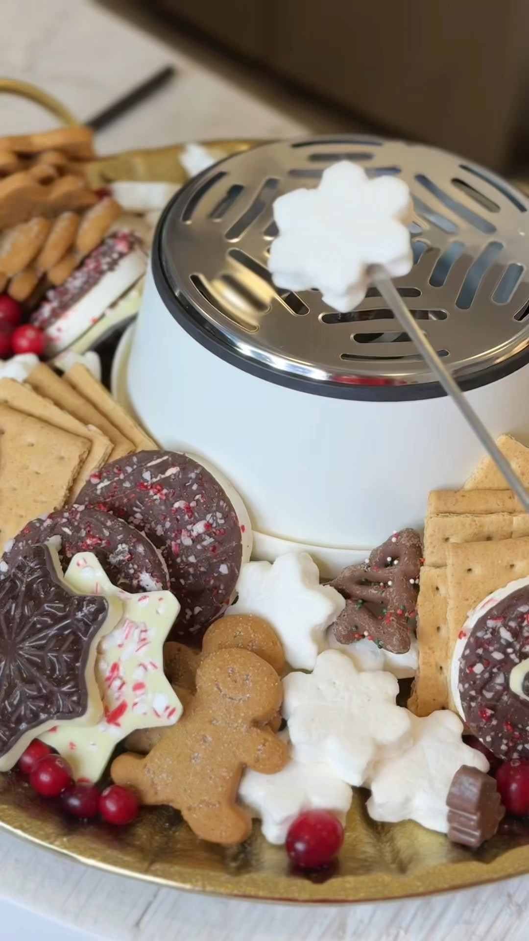 Holiday s’mores! Indoor s’mores maker with all of the festive treats!


#LTKHoliday #LTKfoodie #LTKHome