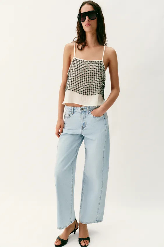 HIGH-WAISTHigh-waist jeans with five pockets. Featuring front seam detail. Front zip fly and butt... | Zara UK