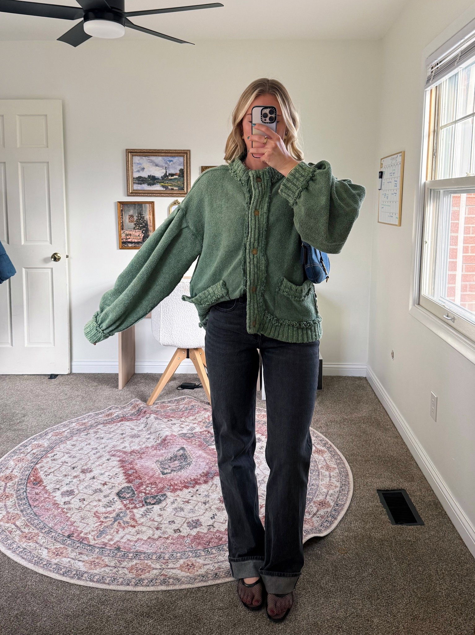 Dinner fit from a couple nights ago! 🫒🎄☃️🖤 medium in the sweater & 26L in the jeans

#LTKootd