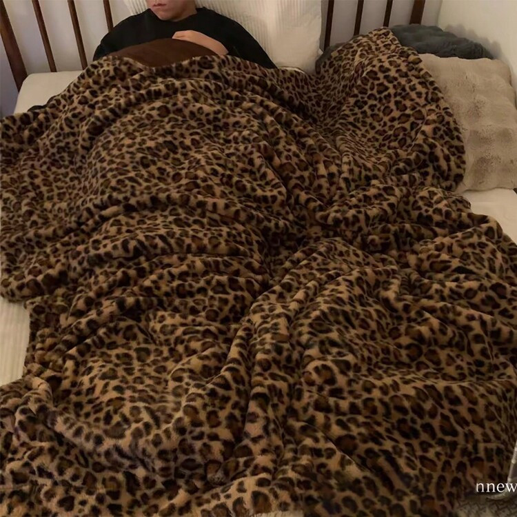 1pc Leopard Print Plush Blanket, Cozy Double-Layered Fleece Throw Rug Suitable For Home, Living Room, Bedroom, All Seasons, Great Gift | SHEIN