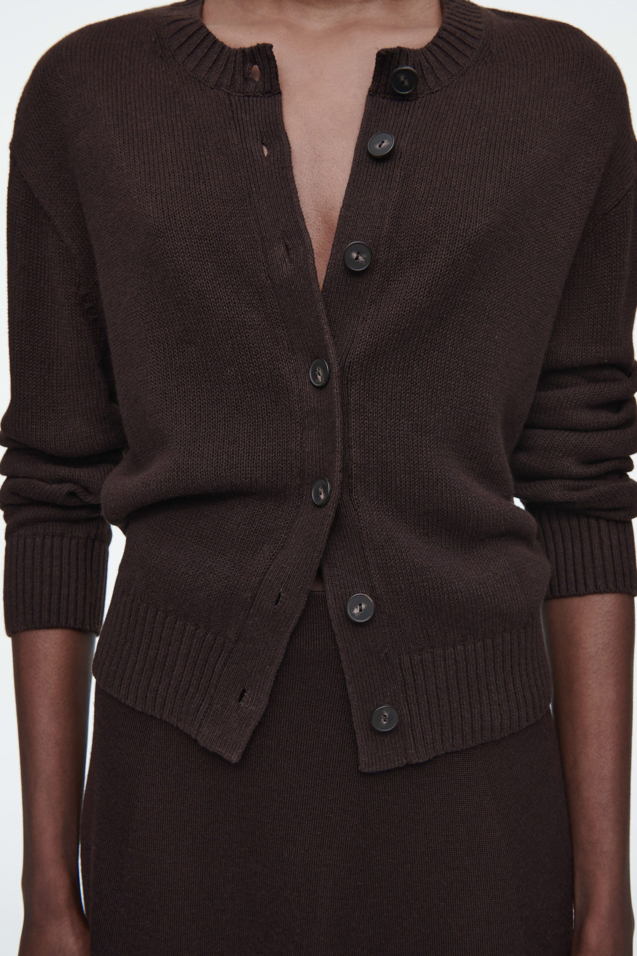 STRICKJACKE AUS LEINEN - DUNKELBRAUN | COS (EU)