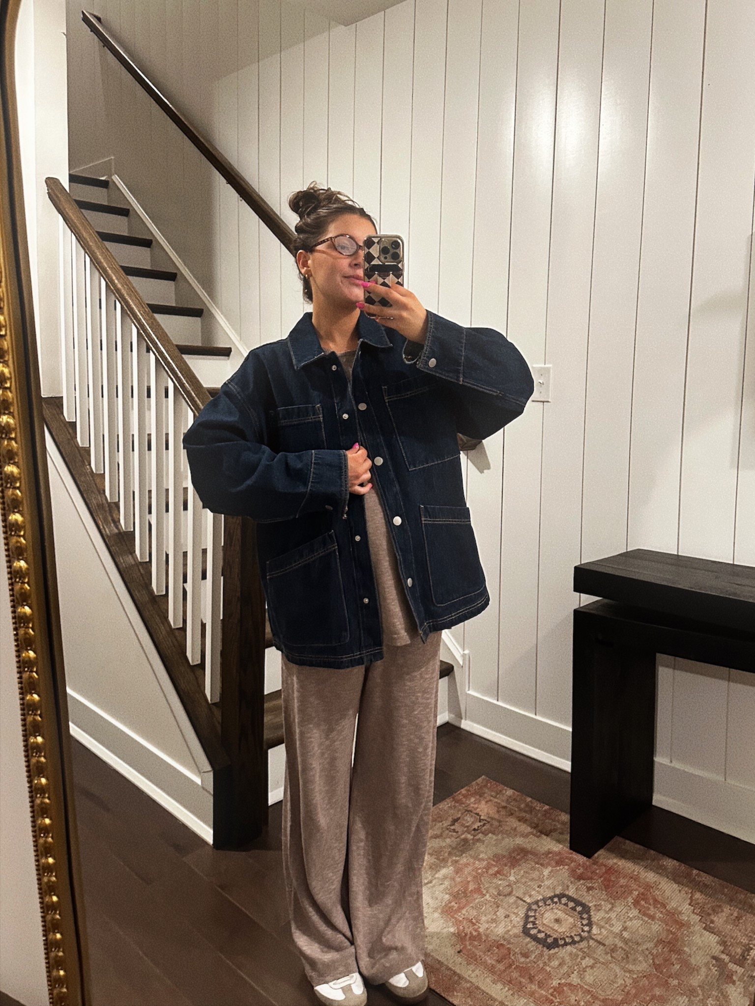 Wearing a medium in the jacket and large in the set! Honestly the set is kinda roomy tho and a medium would have been fine! 